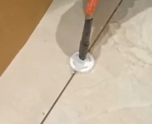 五大连池瓷砖空鼓维修公司专业解答瓷砖在铺贴过程中，如果没有涂抹均匀到位的粘结材料（如水泥砂浆或瓷砖胶），可能会导致以下问题